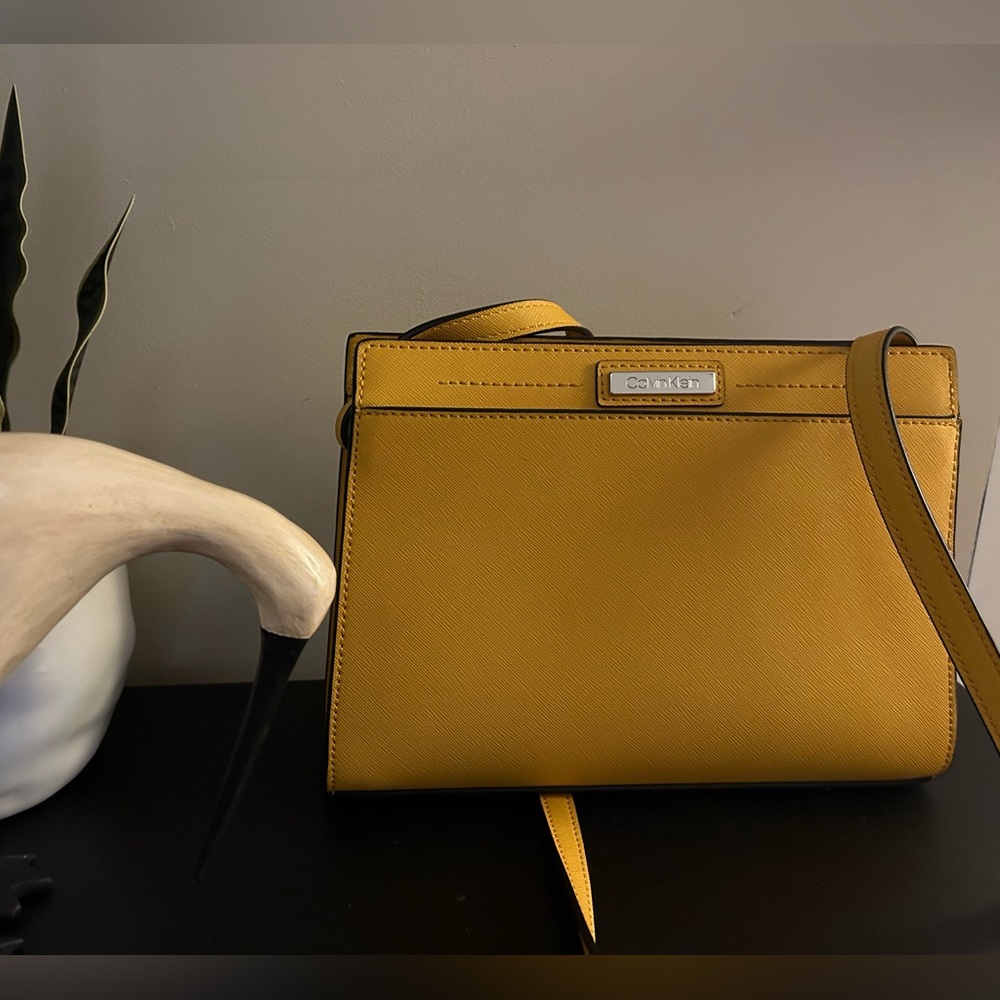 Calvin Klein cross body purse. Excellent condition. Hardly used. Yellow.